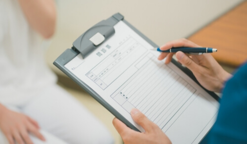 スマートフォンを見る男性