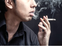 煙草を吸っている