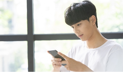 スマートフォンを見る男性